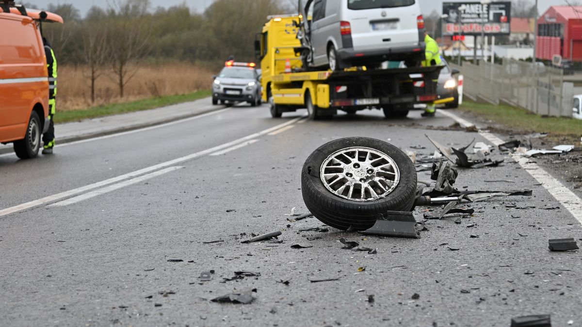 miejsce wypadku
Marcin Bielecki
dk 10, dk10, droga krajowa, wypadek, zderzenie, bus, czo�owe, droga, jezdnia, osob�wka, poszkodowani, samoch�d osobowy, szpital, ulicy, wypadek samochodowy, zdarzenie drogowe, laweta, ko�o, urwane, rozbite auto, rozbity samoch�d, wrak samochodu