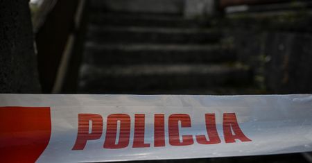 Znalazł martwą żonę w mieszkaniu. Na ciele liczne obrażenia