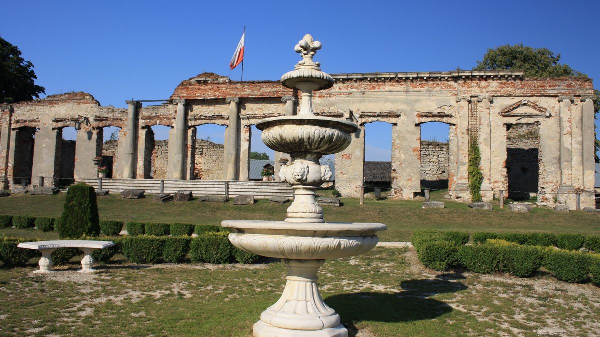 zamek, sobków, fontanna, ruiny zamku, ruiny, zamek w sobkowie, ogród, historyczny, polska flaga, fontanna w ogrodzie, flaga, park, stary, zabytkowy, architektura, okna, schody, kamienie, kultura, rzeźba, woda, kwiaty, drzewa