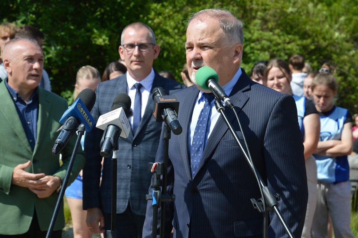 Na otwarciu był starosta Janusz Zarzeczny, obok niego dyrektor szkoły Damian Rycerz