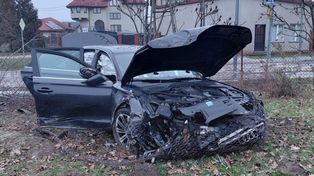Tłuszcz: Audi uderzyło w ogrodzenie. Kierowca i pasażer uciekli pieszo