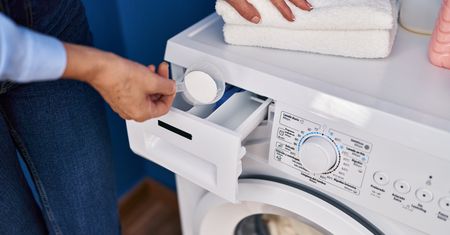 Jak skutecznie wyczyścić pralkę? Prosty trik sprawi, że kamień i brzydki zapach znikną