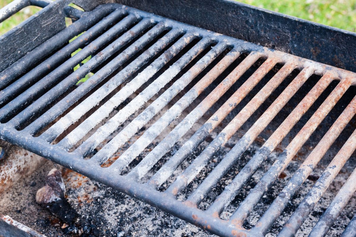 Nałóż na ruszt i wyszoruj. Grill będzie jak nowy