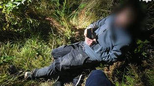 Strzelce Opolskie: Napisał z lasu do sąsiadki, że się zgubił. Gdy go znaleźli, leżał pijany w trawie