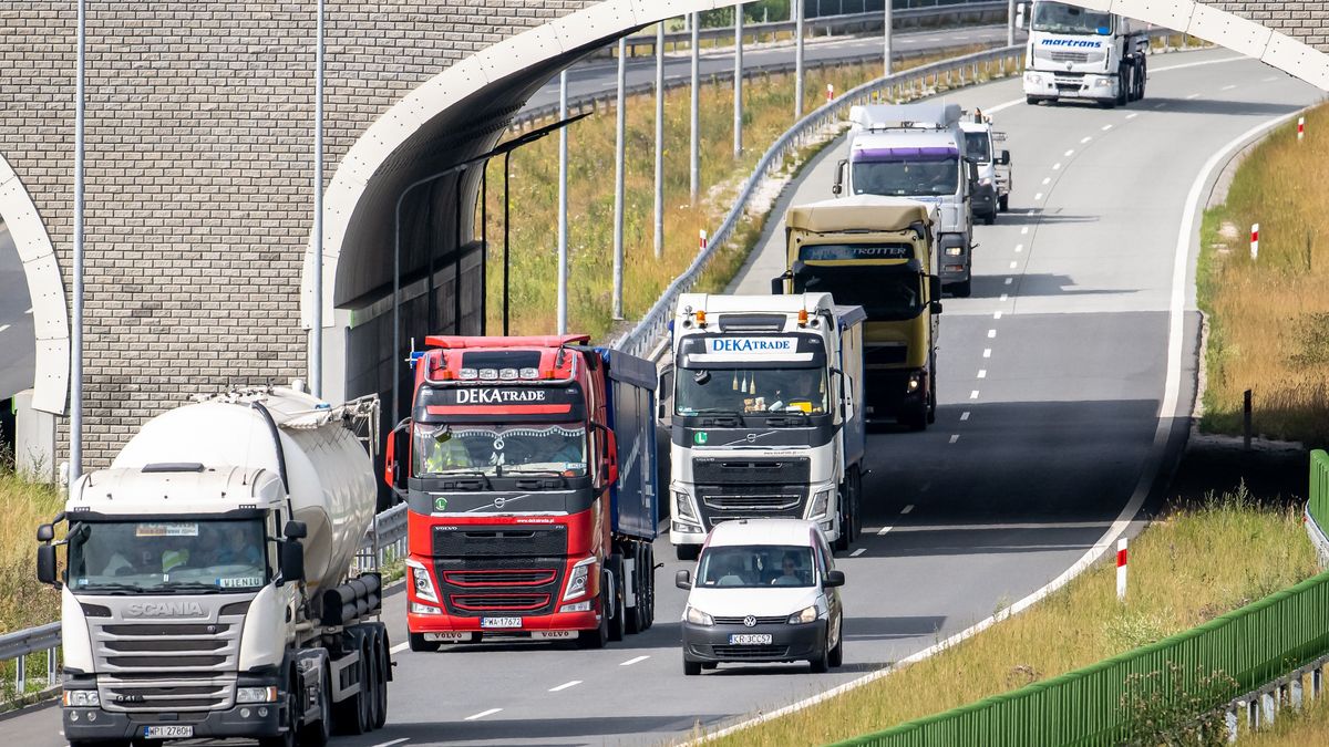 droga ekspresowa S5
Tytus �mijewski
autostrada, ci�ar�wka, ci�ar�wki, droga ekspresowa S5, dwupasm�wka, ilustracja, ilustracje, kategoria N2, kierowca, kierowcy, mandat, manewr wyprzedzania, N3, nowe przepisy, nowe przepisy drogowe, odcinek drogi, pas ruchu, pasy, pojazd samochodowy, pojazdy samochodowe, prawo o ruchu drogowym, punkty karne, ruch drogowy, ruch samochodowy, ruch samochod�w ci�arowych, samochody ci�arowe, samoch�d ci�arowy, tir, tiry, wyprzedzanie, zakaz wyprzedzania, zmiany w przepisach ruchu drogowego