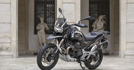 Każda okazja do edycji specjalnej jest dobra. Moto Guzzi V85 TT Guardia d’Onore nawiązuje do gwardii prezydenta