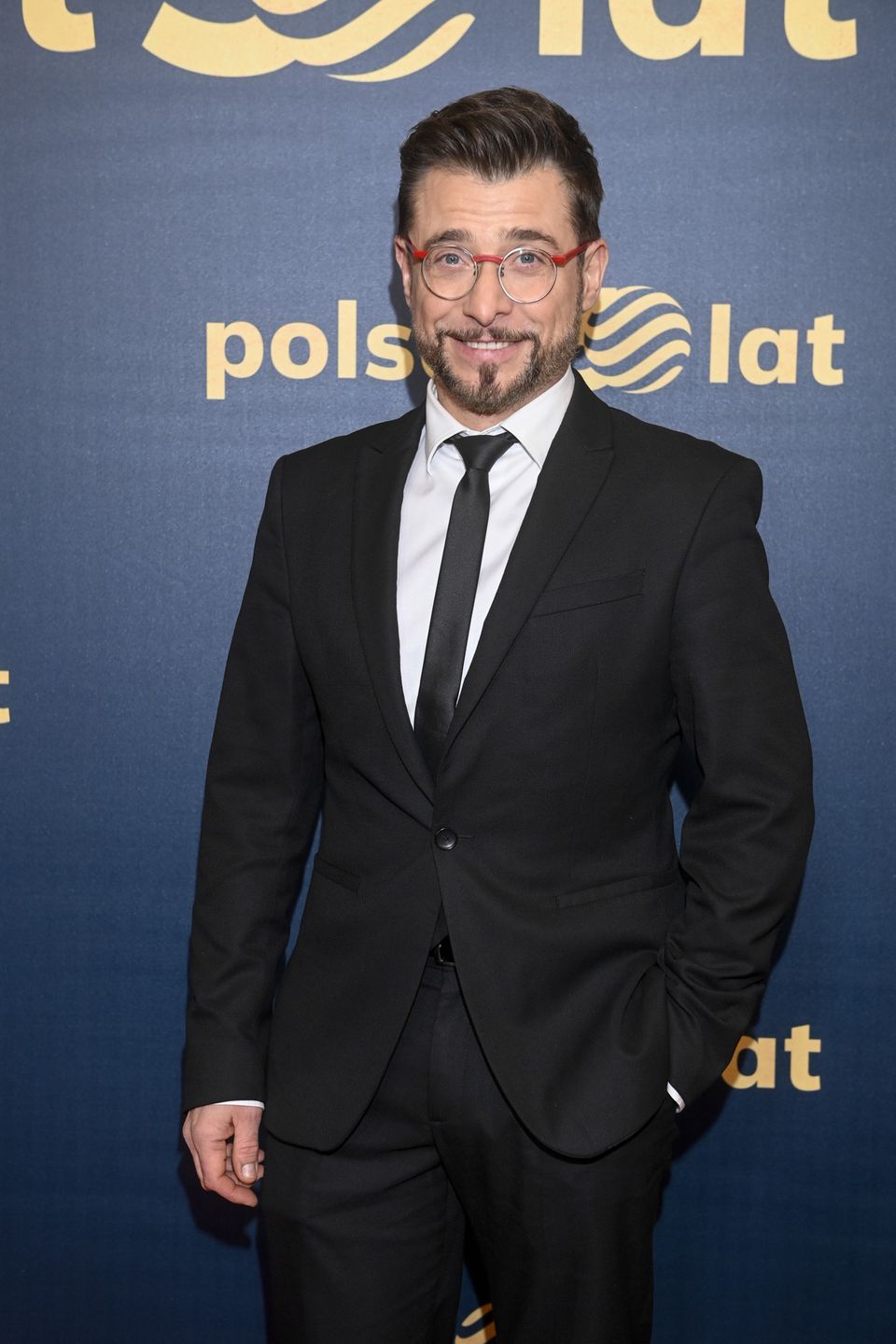 scena z: Kacper Kuszewski, SK:, , fot. Kurnikowski/AKPA
30-lecie Telewizji Polsat, broda, gala 30-lecia Telewizji Polsat, okulary, Polsat, Polsat - 30. Urodziny, marynarka czarna, krawat czarny, Kacper Kuszewski
