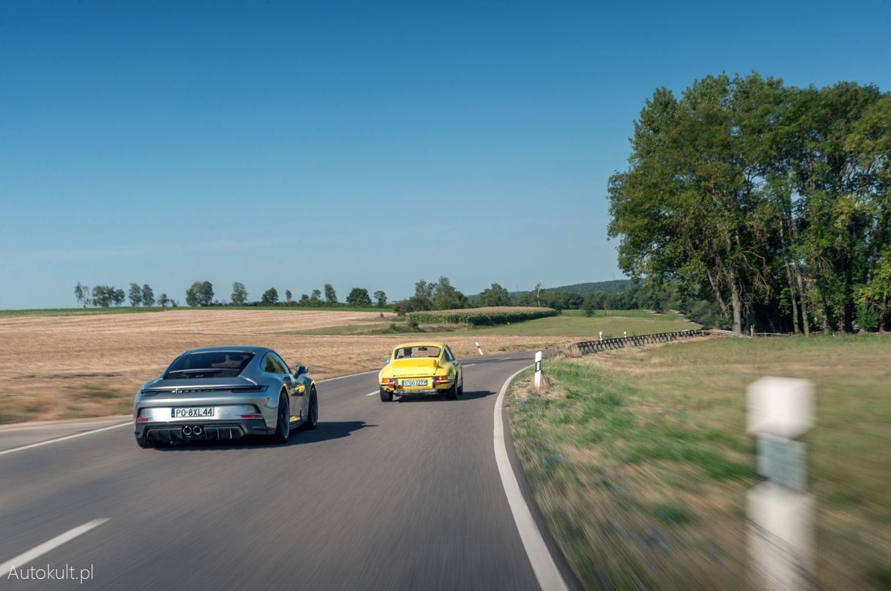 Porsche 911 GT3 Touring vs Porsche 911 Carrera RS 2.7