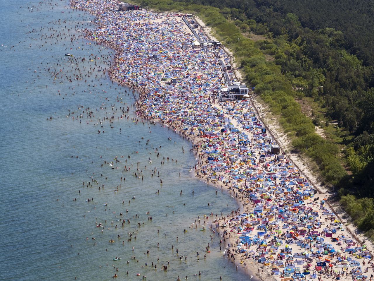 Plaże nad Bałtykiem pełne turystów. W popularnych nadmorskich kurortach trudno było w czwartek o miejsce na plaży