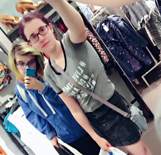 Emma Pritchard nosi teraz okulary i nie przypomina małej Olivii