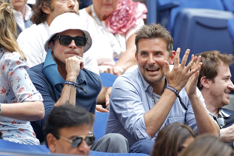 Brad Pitt w kapeluszu i skupiony Bradley Cooper śledzą finał US OPEN (ZDJĘCIA)