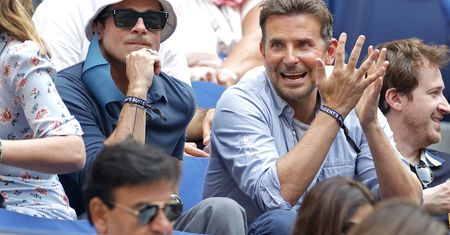 Brad Pitt w kapeluszu i skupiony Bradley Cooper śledzą finał US OPEN (ZDJĘCIA)