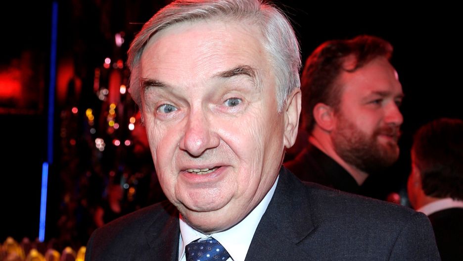 scena z: Tadeusz Sznuk, SK:, , fot. Podlewski/AKPA
luty 2015, Telekamery 2015, Telekamery 2015 - bankiet, statuetka Telekamery, Tadeusz Sznuk