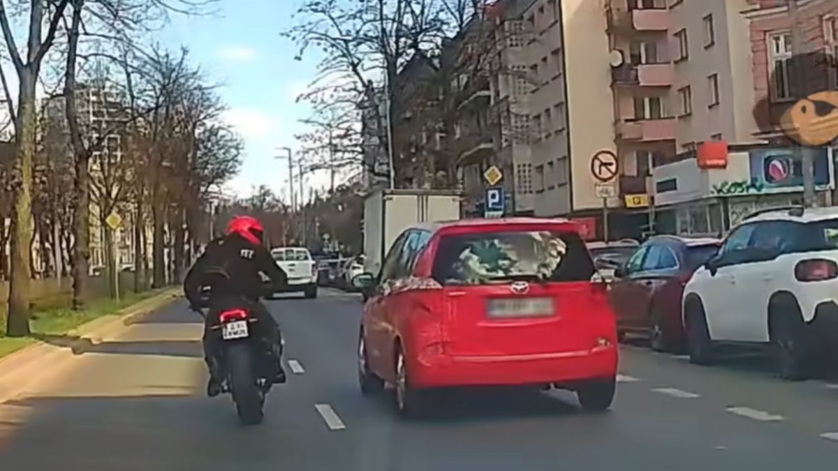 Niebezpieczne zachowanie motocyklisty na drodze