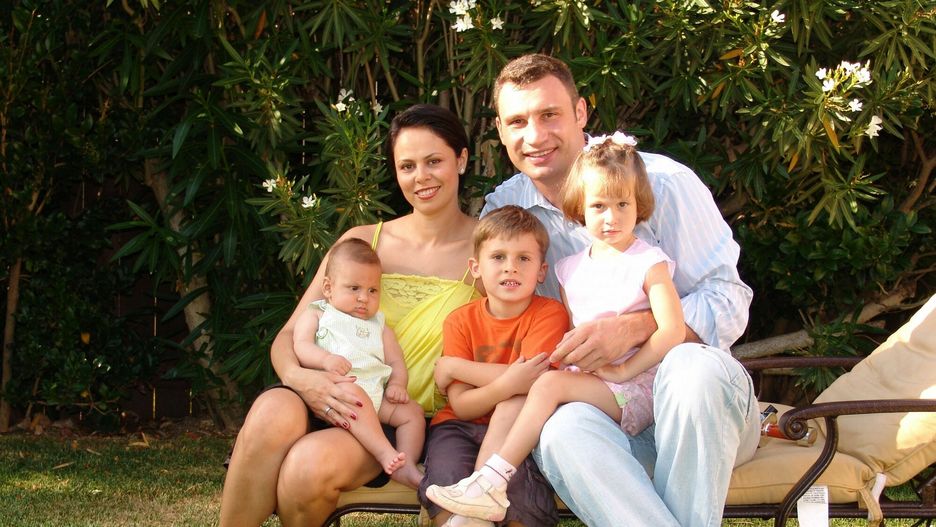 Gdy w Ukrainie od trzech tygodni toczy się wojna, Natalia Kliczko – żona mera Kijowa Witalija Kliczko – jest bezpieczna razem ze swoimi dziećmi w Hamburgu. W rozmowie z gazetą „Frankfurter Allgemeine Zeitung” wyznała, że jako Ukrainka "czuje się z tego powodu winna.