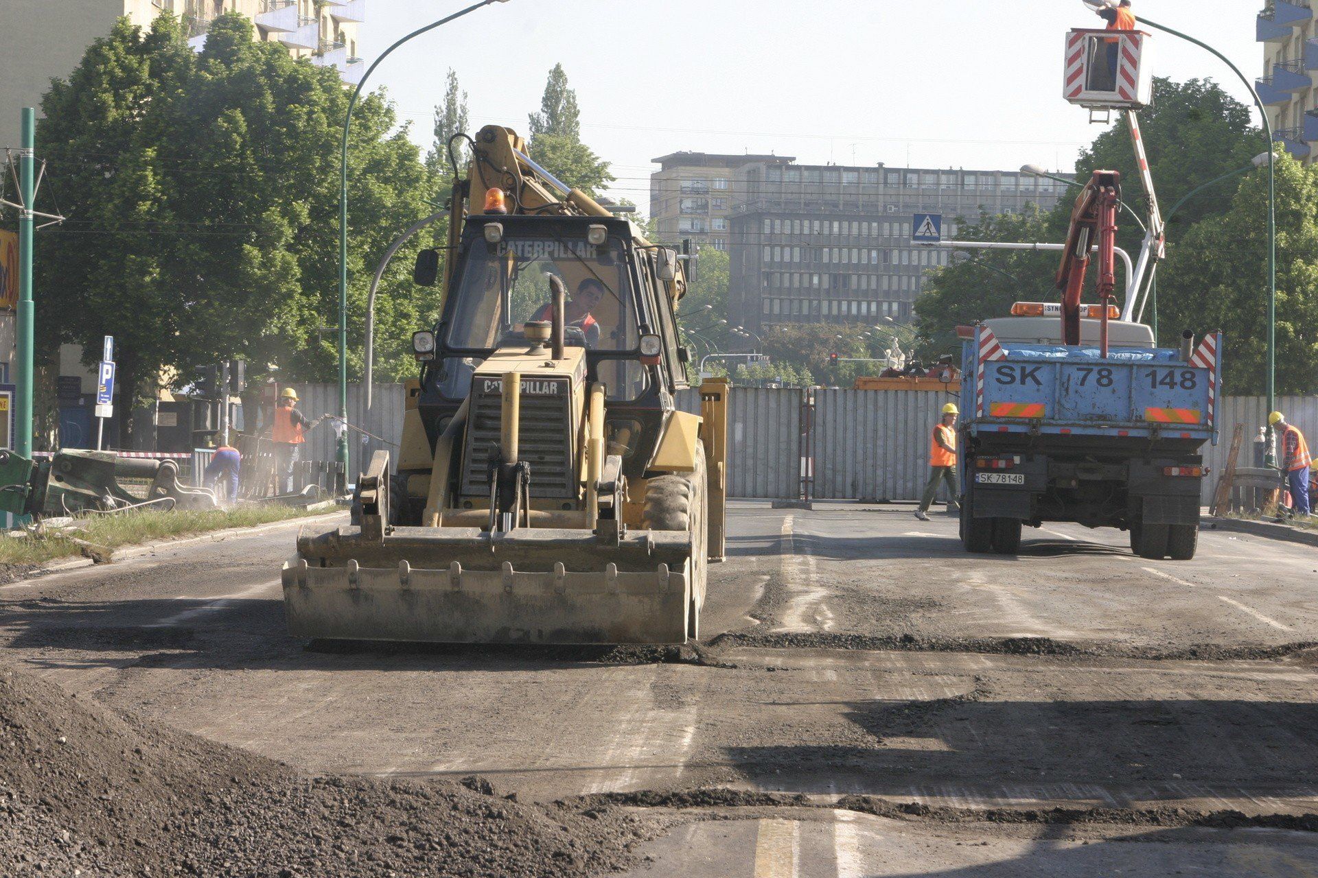 Maj 2005, budowa nowego mostu na ulicy Sokolskiej: stary most został pocięty specjalnymi, ogromnymi nożycami, a potem powstał zupełnie nowy