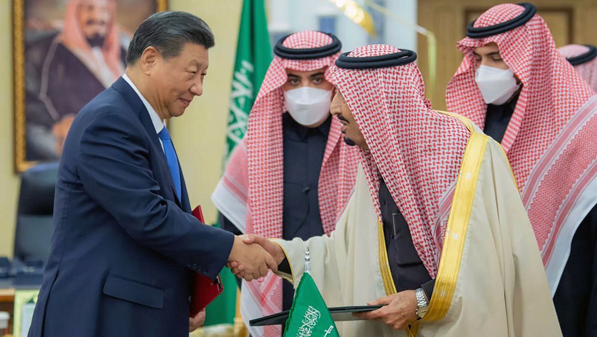 Saudyjczycy weszli w konflikt z USA nie godząc się na zwiększenie wydobycia ropy. Nowe wielomiliardowe interesy robią z Chinami