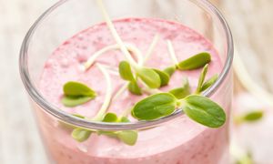 Podaj do obiadu zamiast słodkiego soku. Ten wiosenny koktajl nawadnia i podkręca metabolizm