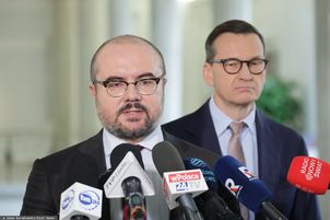 "Tusk się z tego cieszy". Poseł podsumował konflikt w PiS