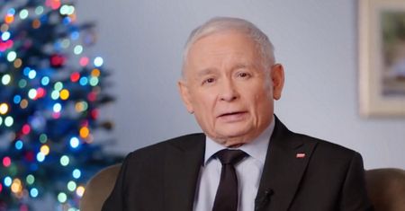 Kaczyński składa życzenia Polakom. Uwagę na nagraniu przykuwa jedna rzecz