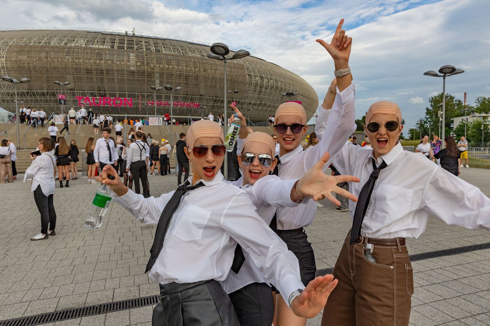 Fani przed drugim krakowskim koncertem Pitbulla. Tauron Arena, 24 czerwca 2025
