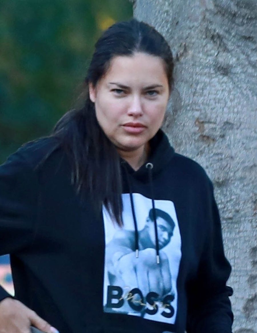 Naturalna Adriana Lima na spacerze w Los Angeles