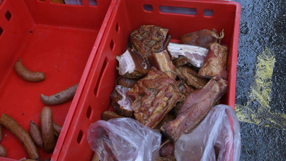 Sprzedawali z samochodu wyroby garmażeryjne własnej produkcji