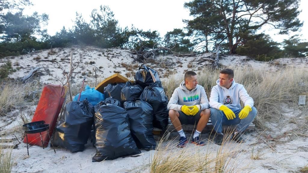 Jakub i Dawid zebrali śmieci z helskiej plaży 