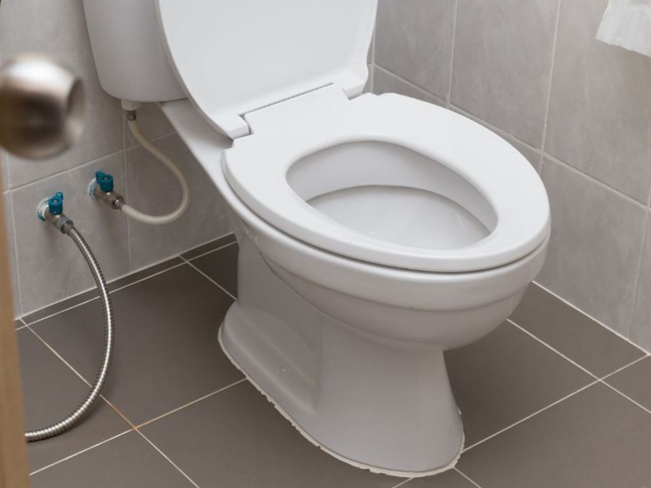 Ditch the chemicals: Clean your toilet naturally with citric acid