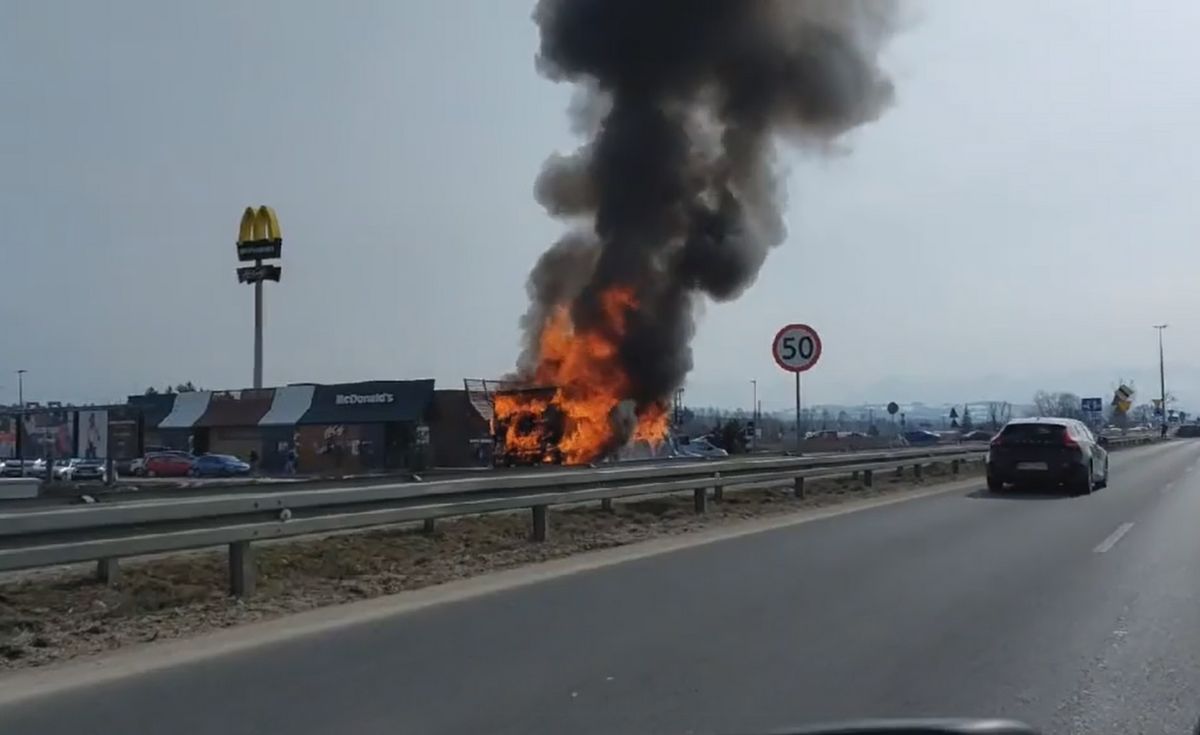 Groźny pożar ciężarówki na Zakopiance. Źródło: 24TP/zrzut ekranu