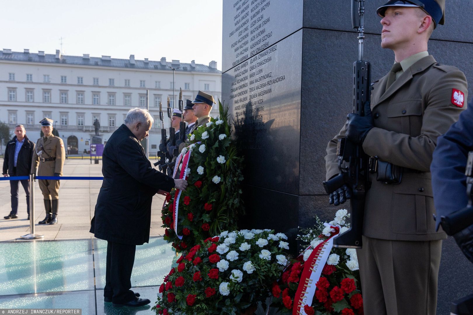 Plac Piłsudskiego wróci do Warszawy. Co dalej z pomnikiem smoleńskim?