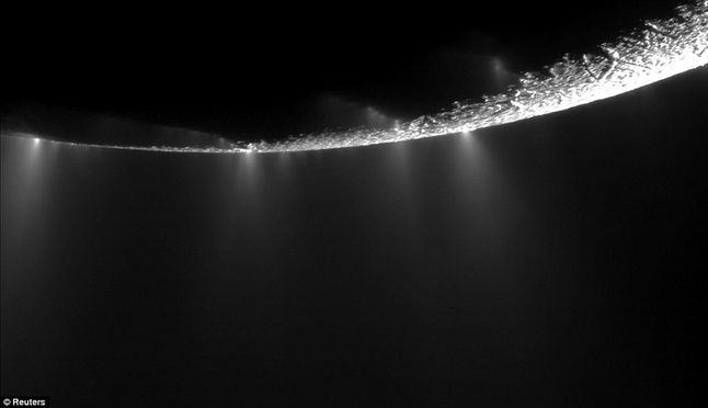 Szczeliny w powierzchni Enceladusa wypuszczające smugi lodu