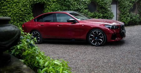 Nowe BMW i5 właśnie ujrzało światło dzienne. Widziałem je na żywo i oto co sądzę