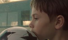 Młody piłkarz reklamuje „pensję na już” w ING Banku Śląskim (wideo)