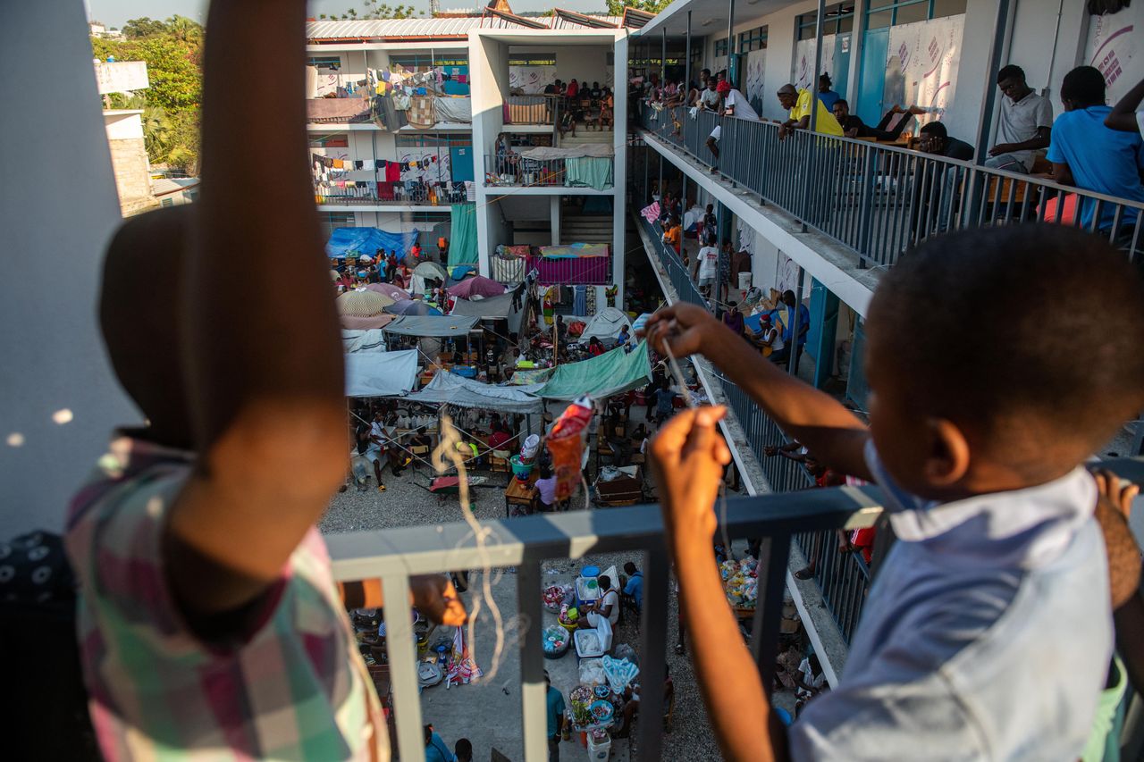 People gather inside a school where they are refugees in Puerto Principe, Haiti, 14 March 2024. More than a million children and adolescents are trapped by the violence of armed gangs in Haiti, living in areas controlled or under the influence of these groups, which represents a quarter of the country's child population, according to the humanitarian organization Save the Children. EPA/JOHNSON SABIN Dostawca: PAP/EPA.