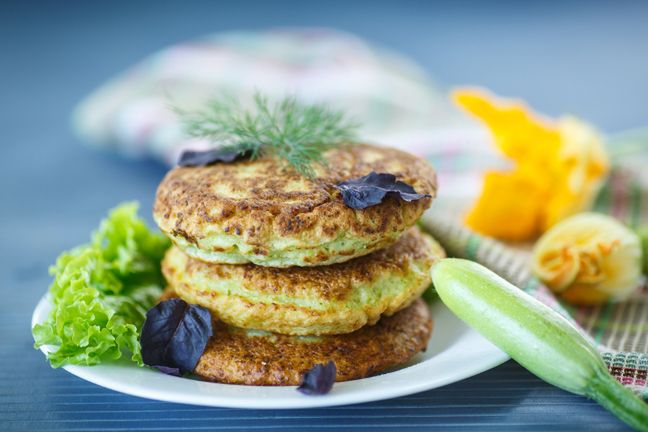 Placuszki z tartej cukinii to smaczna propozycja na letni lunch albo kolację. Podaj je z dipem jogurtowym
