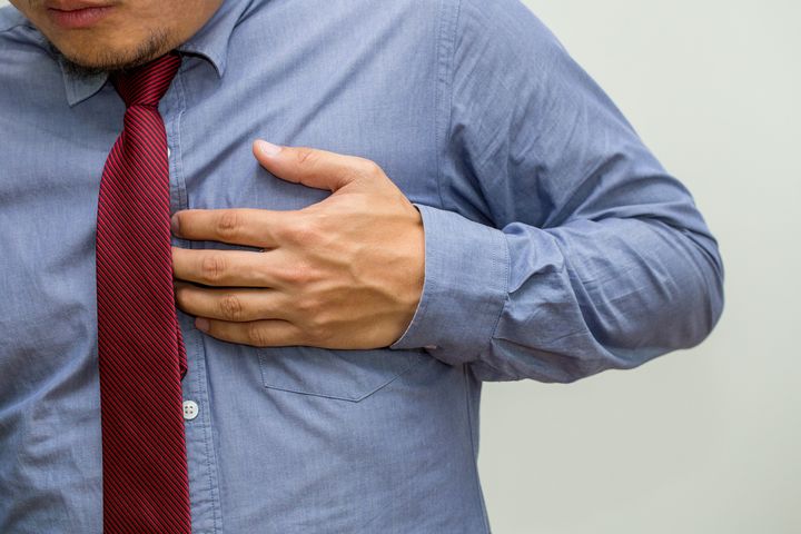 Ucisk w klatce piersiowej nie musi od razu sygnalizować zawału serca. Może jednak oznaczać przetrenowanie, silny stres lub być objawem przeziębienia, lub przyczyną urazu.