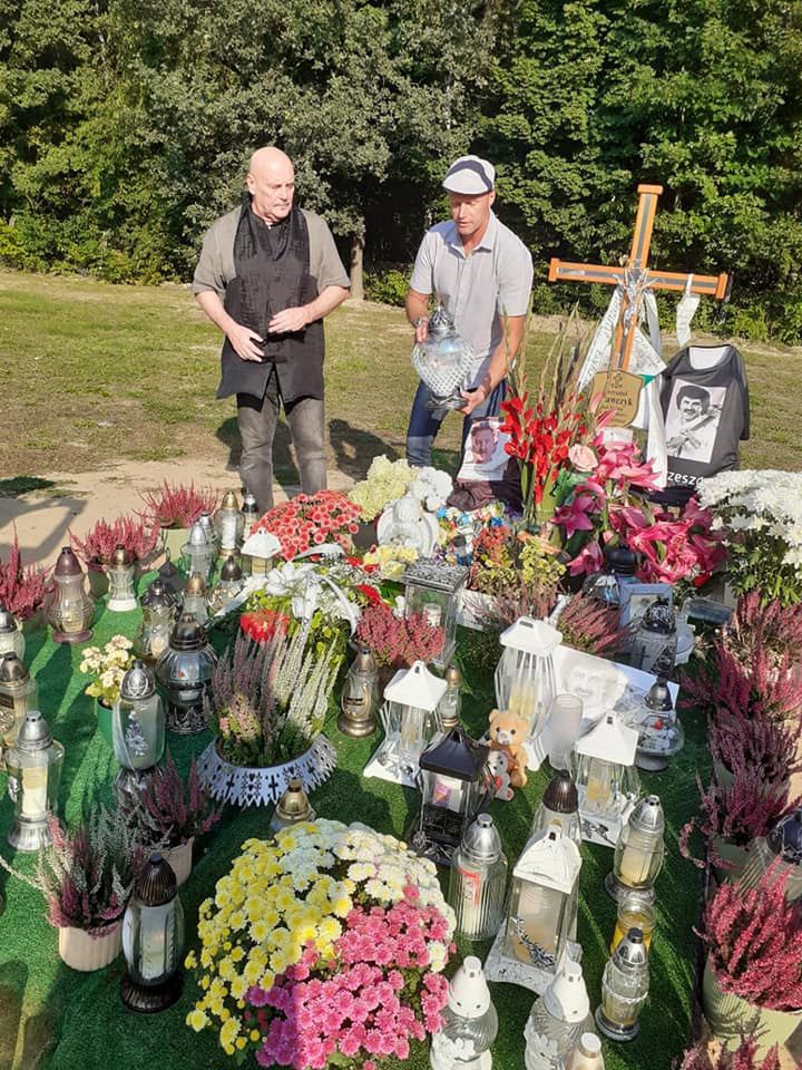 Krzysztof Krawczyk junior i Marian Lichtman odwiedzają grób Krzysztofa Krawczyka