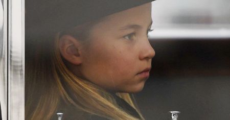 Na małą Charlotte patrzył cały świat. Popłakała się na pogrzebie