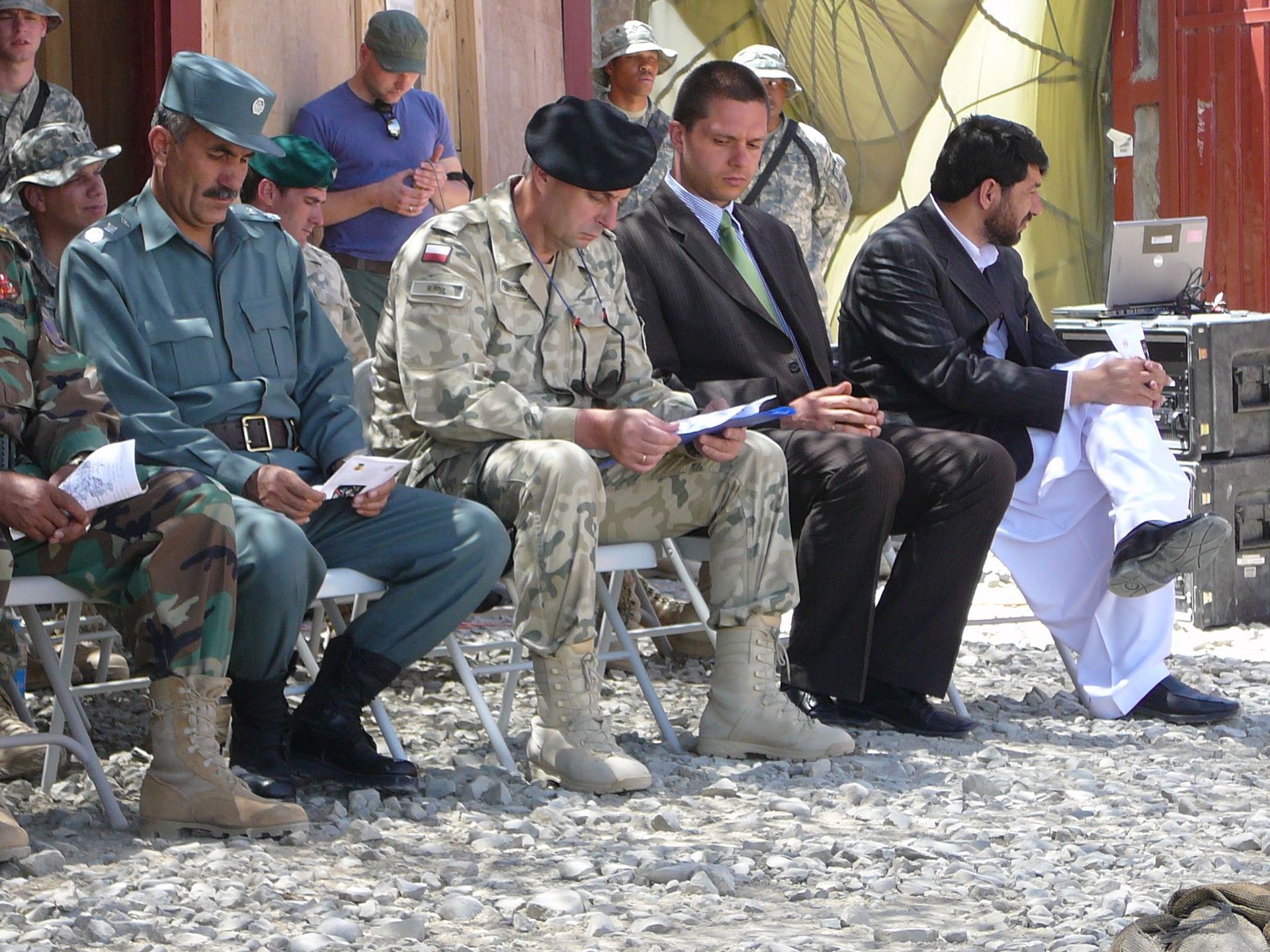 Dowódca PKW Afganistan gen. Marek Tomaszycki (trzeci od lewej) oraz polski konsul w Kabulu i późniejszy szef Agencji Wywiadu Piotr Krawczyk (drugi od prawej) podczas uroczystości przekazania odpowiedzialności Polakom za bezpieczeństwo nad częścią prowincji Paktika. Lipiec 2007 roku