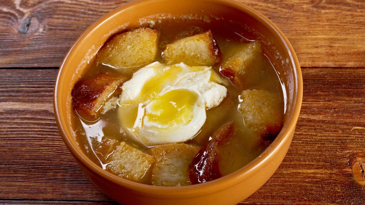 Hiszpańska zupa czosnkowa przypomina nieco wodziankę