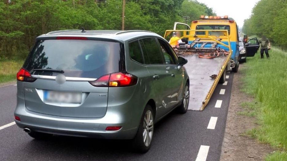 Odholowanie samochodu lawetą