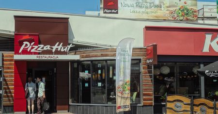 Koronawirus. Właściciel Pizza Hut i KFC obcina pensje i redukuje godziny pracy