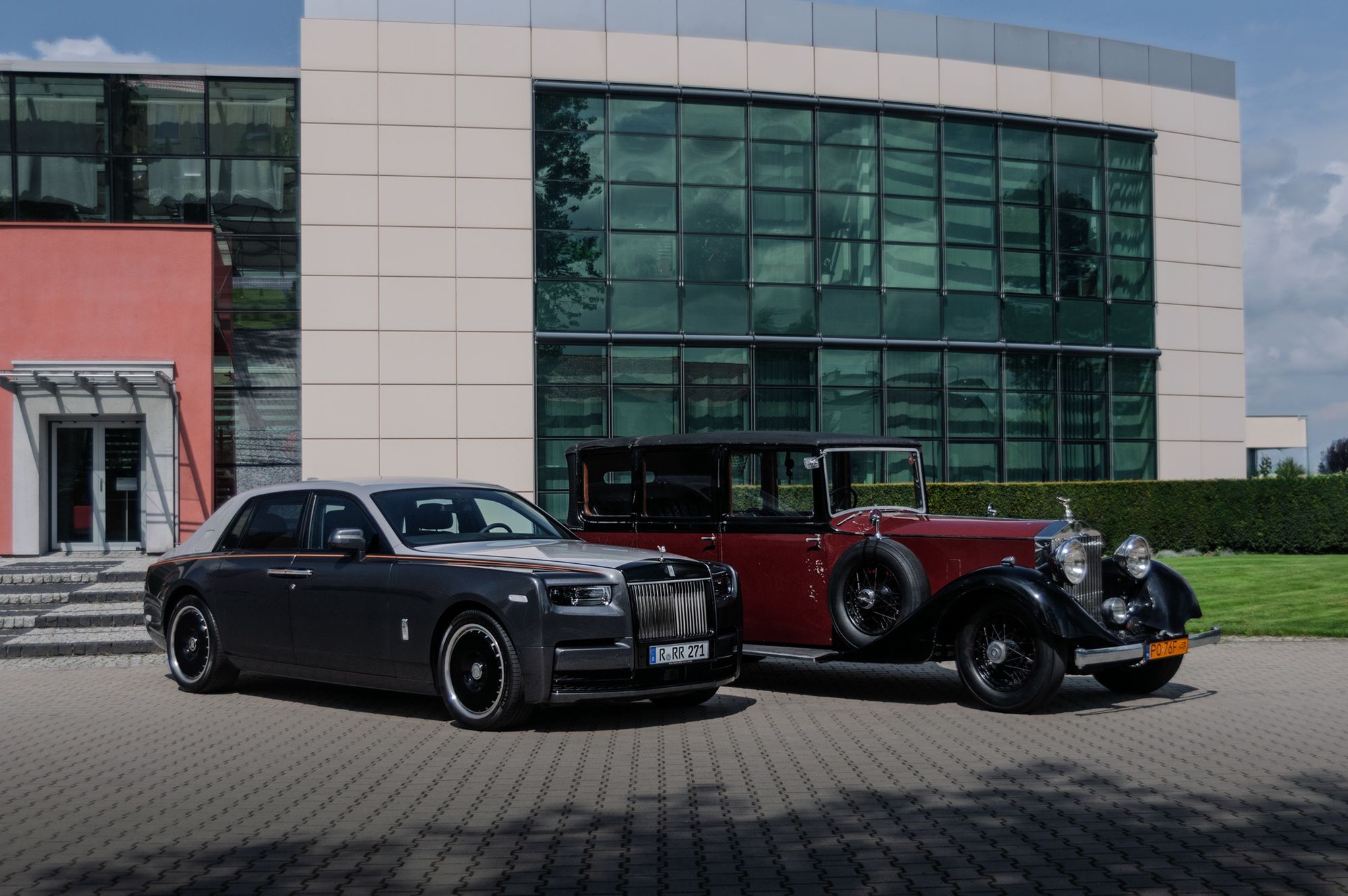 Rolls-Royce Phantom II (1935) i Rolls-Royce Phantom VIII (2025)