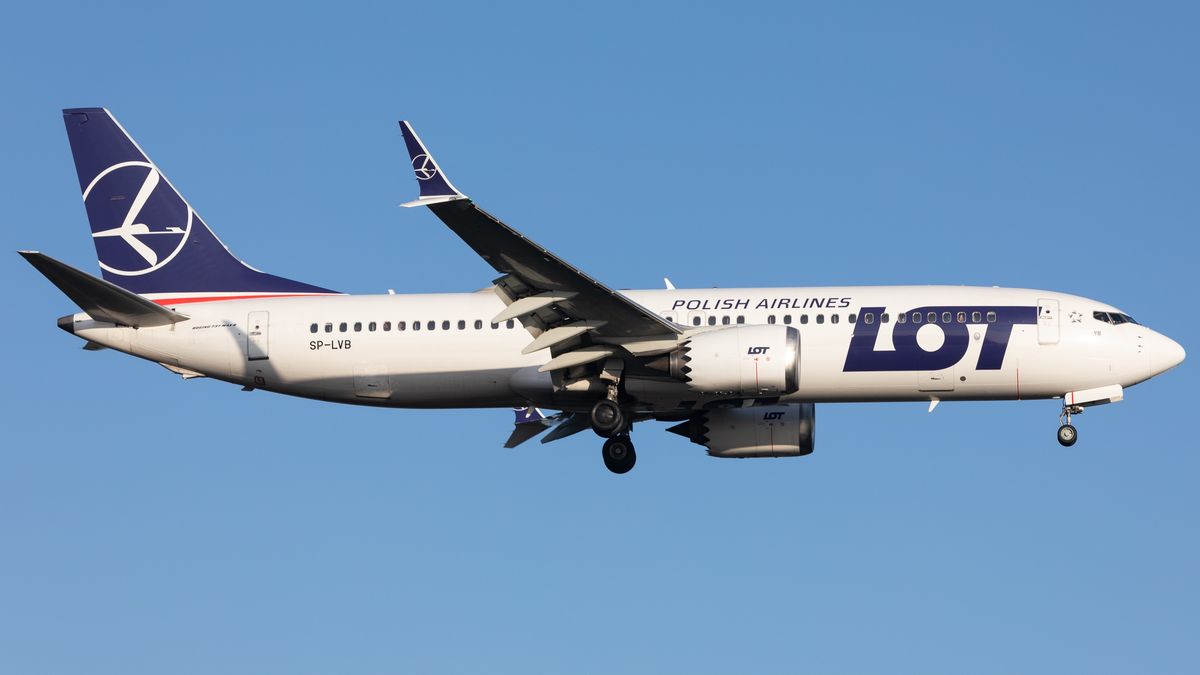 A LOT Polish Airlines Boeing 737 landing at London Heathrow Airport, Hounslow, United Kingdom Wednesday 14th December 2022. (Photo by Robert Smith/MI News/NurPhoto via Getty Images)
