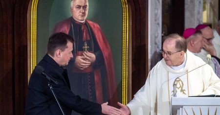 Fundacja i spółki o. Rydzyka z dopłatami z tarczy antykryzysowej. Niemal milion złotych