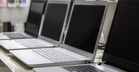 Mocne laptopy teraz są najtańsze. Rozchwytywany sprzęt do 30 proc. taniej.