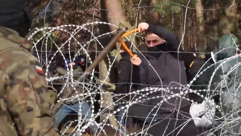 Kuźnica. Na granicy trwają starcia polskich służb z migrantami próbującymi przedostać się do Polski. Z obawy przed rozruchami rodzice zabrali dzieci z pobliskiej  szkoły