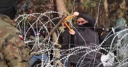 Kuźnica. Szturm na granicę. Rodzice w pośpiechu zabierają dzieci ze szkoły