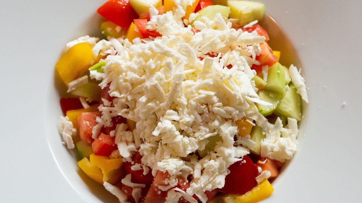 Sałatka szopska z ziemniakami sprawdzi się na lunch